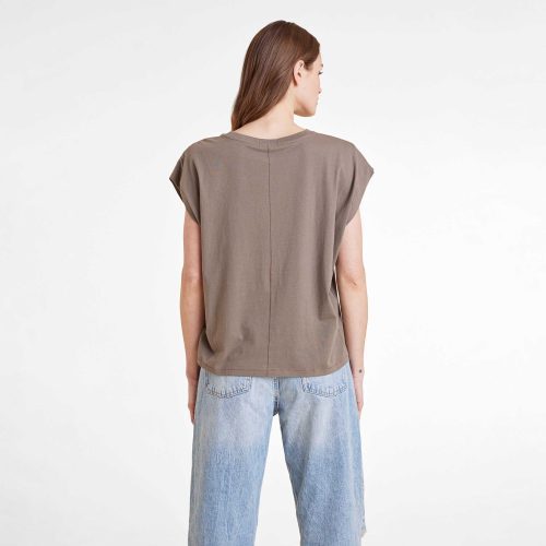 NUD1023 W 030 MUSCLE TEE MOCHA OF Back Crop 1 d4824470 3c78 4894 9748 c9a9fee616f4