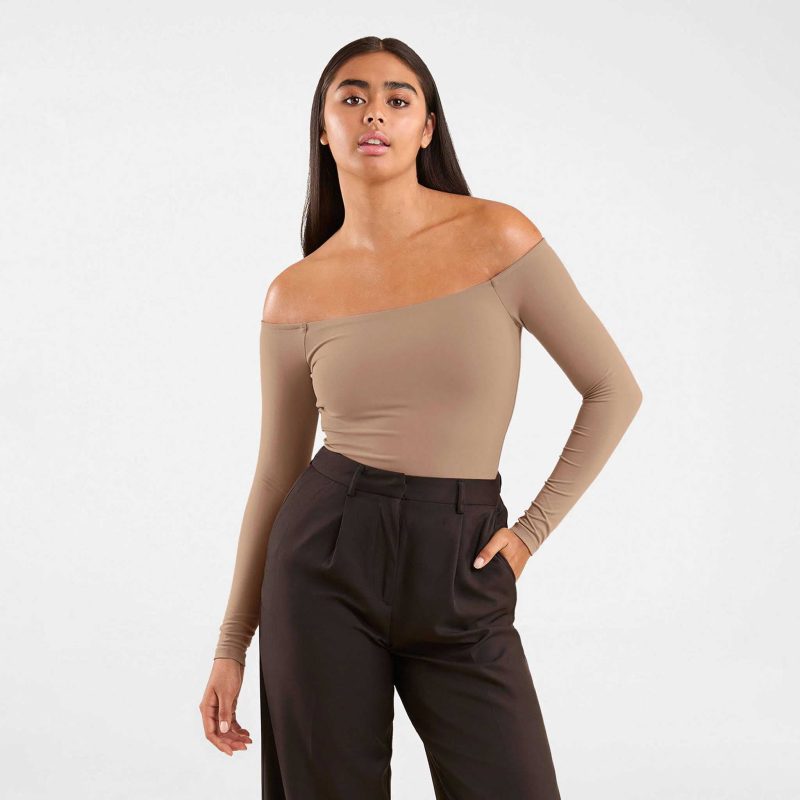 NUD542 W 036 Off The Shoulder Bodysuit Cinnamon OF Front Crop 1 1dfed06b 3f0d 46b3 a9fe 3356ff1b1745