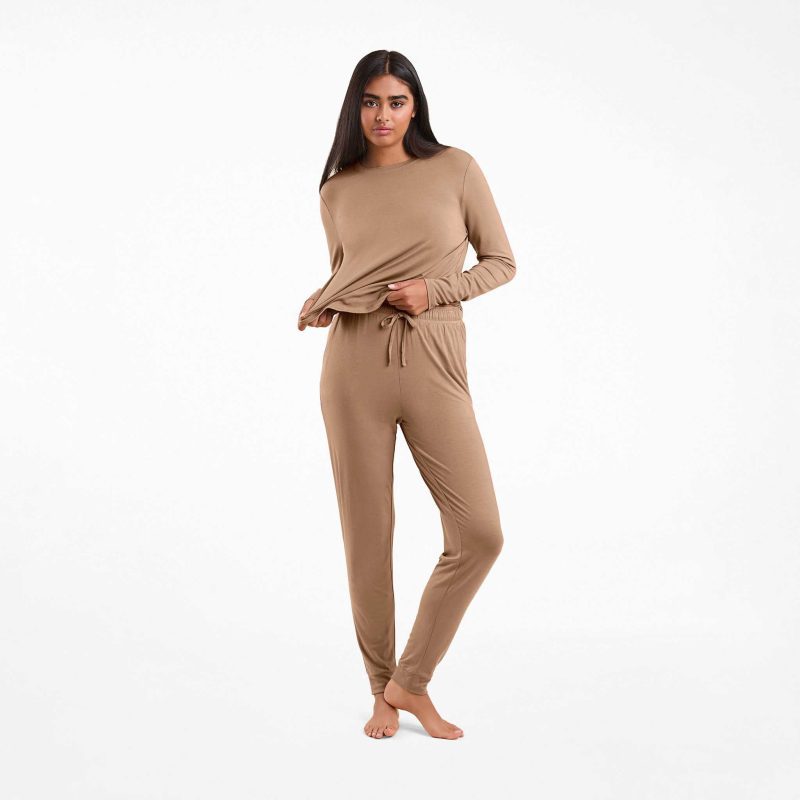 NUD599 WS 054 055 The Pajama Jogger Set Cinnamon OF Alt Crop 1 e01611b8 178c 41a7 ac4c e818d050b3d5