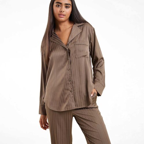 NUD680 WS 081 082 Satin Pajama Set Mocha OF Alt Crop 1 9b5c02f0 2614 41ac ba6f 5e4d7658de9a