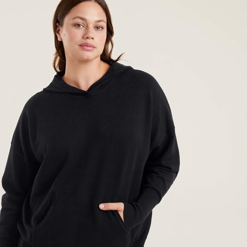 TNS150 W 048 Cozy Knit Hoodie Black OM Alt crop 1