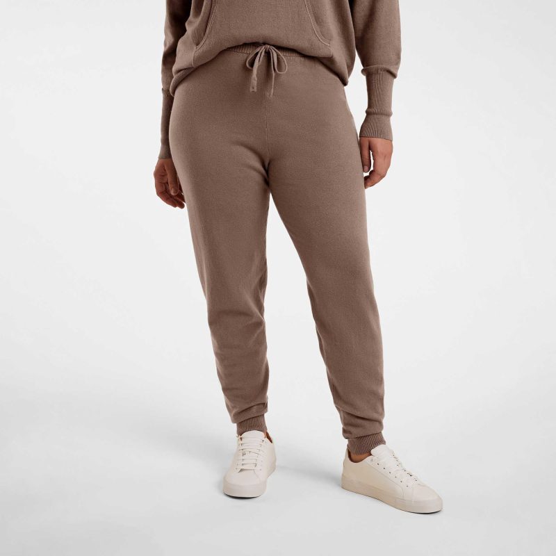 TNS164 W 112 Cozy Knit Jogger Mocha OM Full Crop 1