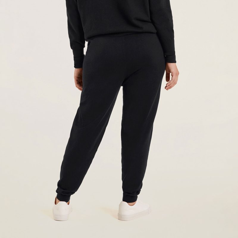 TNS165 W 112 Cozy Knit Jogger Black OM Back Crop 1