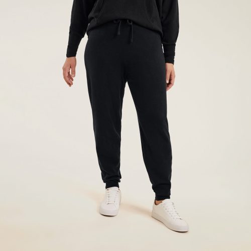 TNS165 W 112 Cozy Knit Jogger Black OM Full Crop 1 1af7fba8 6d02 452b abf2 210ae42b7200