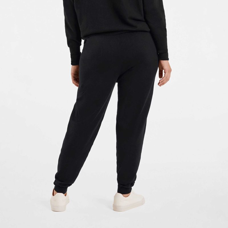 TNS165 W 112 Cozy Knit Jogger Black OM Back Crop 1