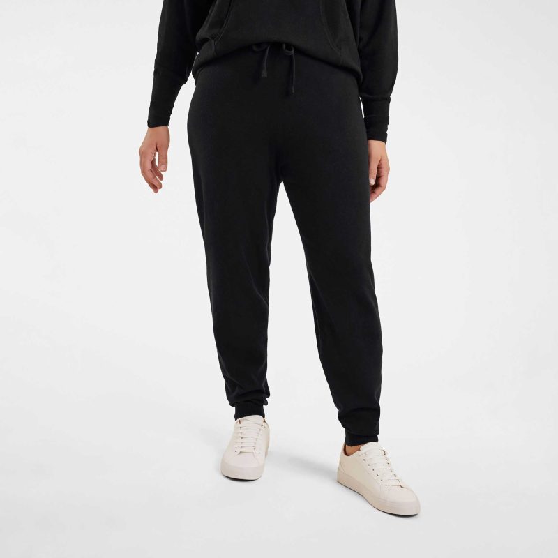 TNS165 W 112 Cozy Knit Jogger Black OM Full Crop 1